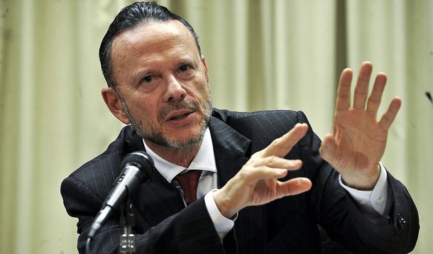 Presidente do BNDES, Luciano Coutinho, diz que manter a inflação sob controle justifica segurar preços; segundo ele, o impacto dessa política deve ser relativizado, já que os investimentos têm um período de maturação de dois a três anos: "Quando o investimento estiver entrando em operação, as coisas já estarão resolvidas"
 