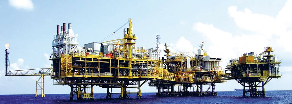 Atividade na Bacia de Campos, a 230 quilômetros da cidade de Macaé, no norte fluminense, estava suspensa desde sábado, quando foi encontrado material com suspeita de ser explosivo; depois de ser acionada, a Marinha enviou imediatamente para o local três embarcações, dois helicópteros, mergulhadores de combate e fuzileiros navais