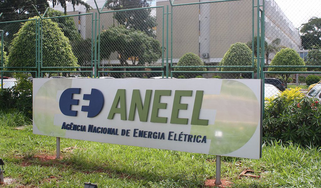 Tribunal de Contas da União determinou nesta sexta (28) que a Agência Nacional de Energia Elétrica (Aneel) não assine o contrato de concessão da Usina Hidrelétrica Três Irmãos, que foi licitada hoje, até que o tribunal decida sobre o questionamento feito pela atual operadora da usina, a Companhia Energética de São Paulo (Cesp); a assinatura do contrato está prevista para o dia 6 de agosto; relator do caso, o ministro José Jorge, argumenta que a operação em separado da hidrelétrica, sem que seja previamente definido o tratamento a ser dado às eclusas, poderá comprometer a continuidade do sistema energético-hidroviário constituído pelos empreendimentos