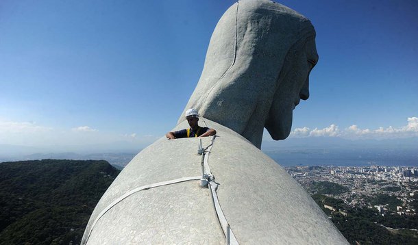 Monumento foi atingido por raios durante a tempestade de quinta-feira (16); a mão direita está danificada em dois lugares, na ponta do dedo médio e no dedo polegar, e o topo da cabeça também perdeu uma lasca; parceria entre a Arquidiocese do Rio e uma empresa italiana vai possibilitar a reforma e manutenção do Cristo, ao custo de R$ 1,9 milhão durante um ano; serviços de reparos não vão interromper as visitações