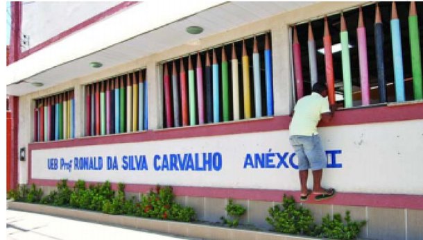 Proprietário do imóvel onde funciona da Unidade Escolar Básica (UEB) Ronald da Silva Carvalho decidiu fechar o prédio, porque não recebe o pagamento do aluguel há quatro meses da Prefeitura de São Luís; a unidade de ensino, que atende crianças do 1º ao 4º ano do ensino fundamental, as aulas não recomeçarão até o pagamento seja regularizado; Segundo pais de alunos, desde o início no ano letivo a Secretaria Municipal de Educação (Semed) ainda não entregou os uniformes aos estudantes