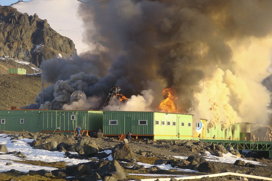 Base brasileira na Antártica, destruída em um incêndio em fevereiro de 2012, tinha previsão inicial de inauguração do novo complexo em 2015