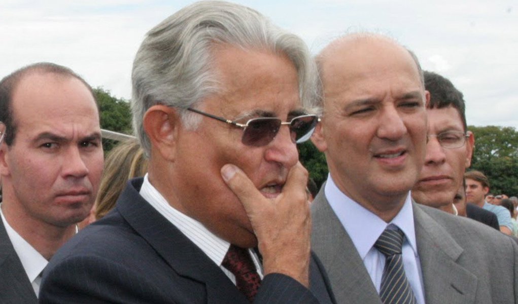 Pragmatismo; esta é a palavra que melhor define a reaproximação dos ex-governadores José Roberto Arruda (PR) e a Joaquim Roriz (PRTB), que se unirão para derrotar o governador do Distrito Federal, Agnelo Queiroz (PT), na eleição para o Palácio do Buriti; o republicano será candidato tendo como vice a deputada distrital Liliane Roriz, filha do Joaquim Roriz; alianças, brigas, rompimentos, operações da PF marcam o passado desta dupla, de projeção nacional; mas, para Arruda, como disse Vinícius de Moraes "a vida é a arte do encontro, embora haja tanto desencontro pela vida"