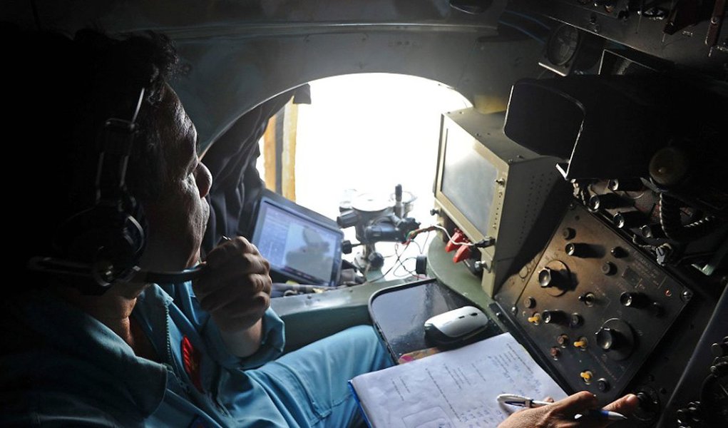 Informação é de autoridades da Malásia; declaração justifica expansão de áreas de busca da aeronave para ambos os lados da península asiática