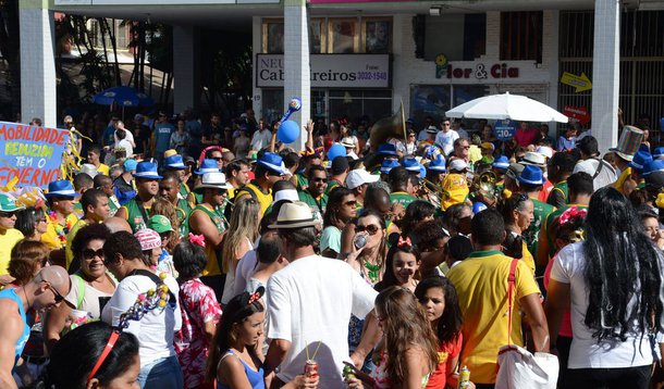 A folia nesta segunda-feira (3) será a reprodução do sábado, com os blocos de rua começando a esquentar os tamboris a partir das 16h nos mesmo pontos do primeiro dia de Carnaval; o Asé Dudú abrirá a programação com atividades para as crianças na Praça do DI, com brinquedos e a distribuição de guloseimas, e animará todas as outras faixas etárias a partir das 19h30 com a apresentação de bandas