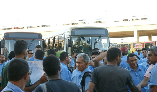Rodoviários fizeram na manhã desta sexta uma paralisação na entrada da Cidade Estrutural, a cerca de 10 quilômetros de Brasília, para protestar por mais segurança após uma série de assaltos a ônibus; motoristas e cobradores estacionaram 44 veículos na entrada da cidade às 6h