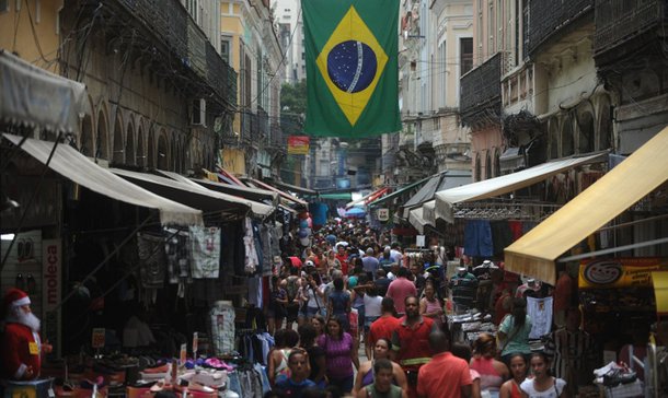 Apesar do grande movimento de consumidores hoje (22) na região de comércio popular Sociedade de Amigos da Rua da Alfândega e Adjacências (Saara), o número de pessoas transitando pelo local foi bem menor do que ontem (21), quando, de acordo com o presidente da Saara, Enio Bittencourt, quase 1 milhão de pessoas passaram por lá; expectativa é de que as vendas deste ano cresçam de 10% a 15% na comparação com o mesmo período de 2012