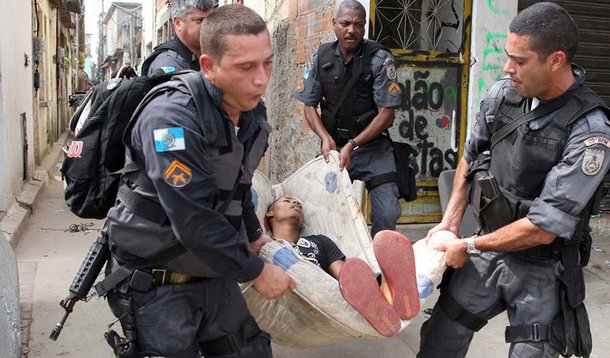 Dados divulgados pelo Instituto de Segurança Pública mostraram que 1.459 pessoas foram assassinadas apenas nos três primeiros meses deste ano, próximo do número de 1.562 registrados em 2008; por conta do aumento da criminalidade, o governo do Rio antecipou o plano especial de segurança da Copa e suspendeu a segunda folga semanal de 2.000 policiais militares