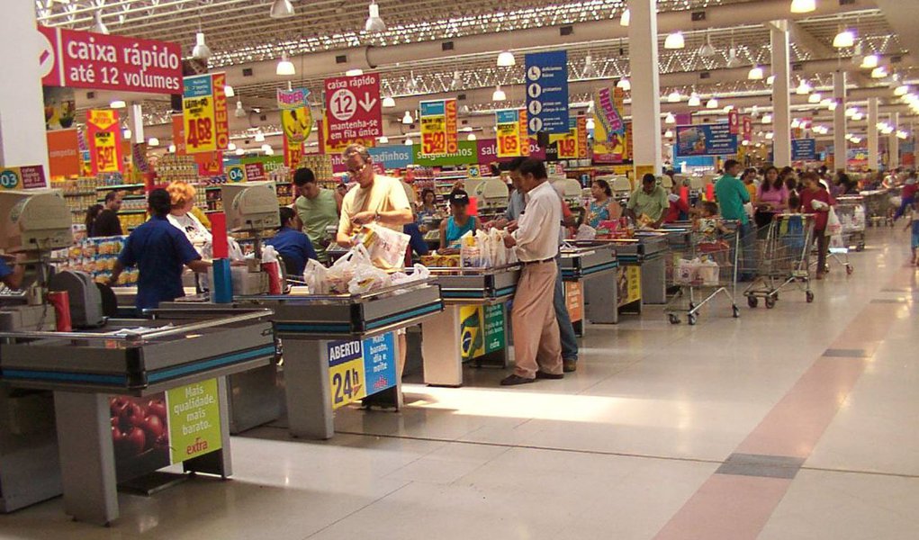 Economistas de instituições financeiras reduziram suas projeções para a inflação (para 5,70%, ante 5,81% previsto anteriormente) e para o crescimento econômico neste ano, ao mesmo tempo em que mantiveram a perspectiva para a Selic em 2014