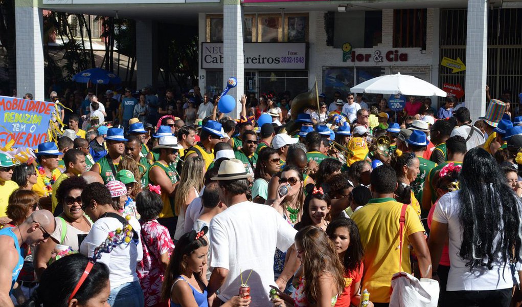 A folia nesta segunda-feira (3) será a reprodução do sábado, com os blocos de rua começando a esquentar os tamboris a partir das 16h nos mesmo pontos do primeiro dia de Carnaval; o Asé Dudú abrirá a programação com atividades para as crianças na Praça do DI, com brinquedos e a distribuição de guloseimas, e animará todas as outras faixas etárias a partir das 19h30 com a apresentação de bandas