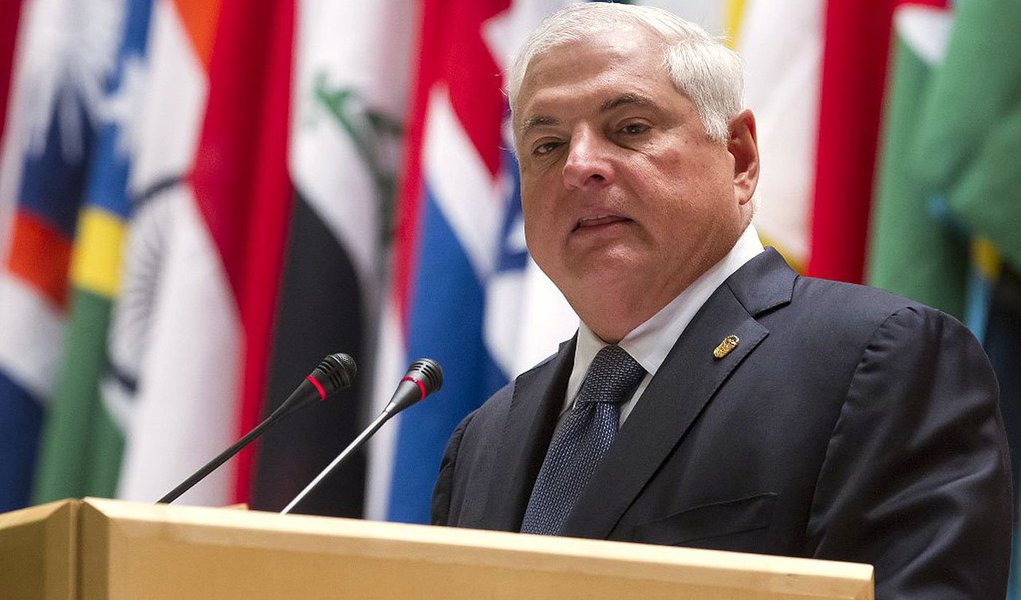 Presidente Nicolás Maduro, rompeu as relações políticas e diplomáticas, além de congelar operações econômicas e comerciais com o país, após o Panamá convocar uma reunião privada na sede da Organização dos Estados Americanos (OEA), com o objetivo de discutir a situação política na Venezuela; “O único objetivo de ajudar os diferentes atores do país-irmão a fortalecer a democracia e os direitos humanos”, disse o presidente Ricardo Martinelli