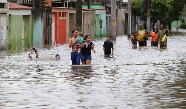 O corpo de um homem apareceu boiando às margens do rio Botas, em Nova Iguaçu, mas ainda não foi identificado oficialmente; bombeiros também localizaram o corpo de Neilson Viana Ribeiro, de 18 anos, que na hora do temporal caiu em um rio em Belford Roxo