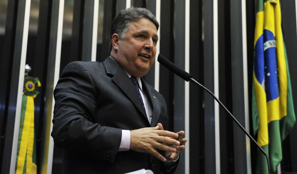 Após a pesquisa do Datafolha apontar o deputado federal Anthony Garotinho (PR-RJ) em primeiro lugar na disputa para o governo do Rio, e o governador Sérgio Cabral (PMDB) com reprovação recorde, o parlamentar atacou o peemedebista e disse que o Rio está "sem governo"; "O Estado não tem governo, só tem marketing. Cabral não tem política de educação nem de saúde, e a UPP é um projeto incompleto", declarou 