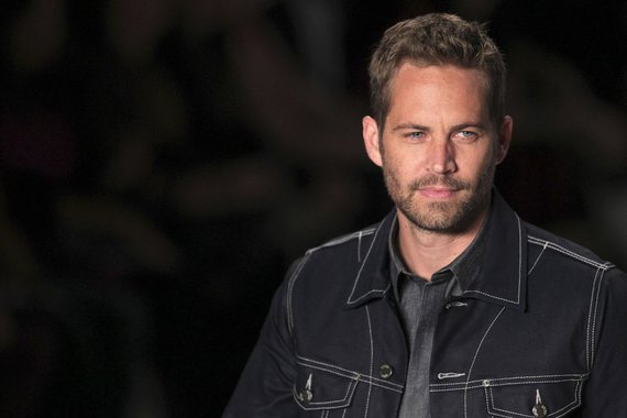 O ator Paul Walker, conhecido por seus papéis nos filmes de ação "Velozes e Furiosos", morreu no sábado em um acidente de carro no sul da Califórnia, informou seu agente; Walker, de 40 anos, que participou de cinco dos seis filmes sobre corridas ilegais de rua, andava como passageiro no carro de um amigo e participaria de evento de caridade, de acordo com mensagem ligada à sua conta no Twitter