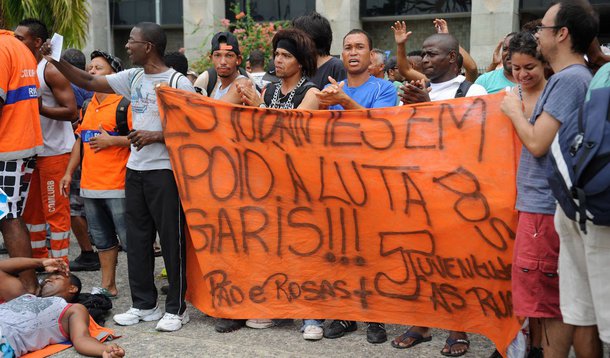Centenas de garis da cidade do Rio de Janeiro voltaram a protestar neste domingo em frente à sede da prefeitura; manifestantes cobram melhores condições de trabalho e aguardam um representante da Companhia Municipal de Limpeza Urbana (Comlurb) para negociar a volta ao trabalho; categoria pede reajuste salarial de R$ 803 para R$ 1,2 mil, aumento no valor do tíquete alimentação diário de R$ 12 para R$ 20 e o pagamento de horas-extras