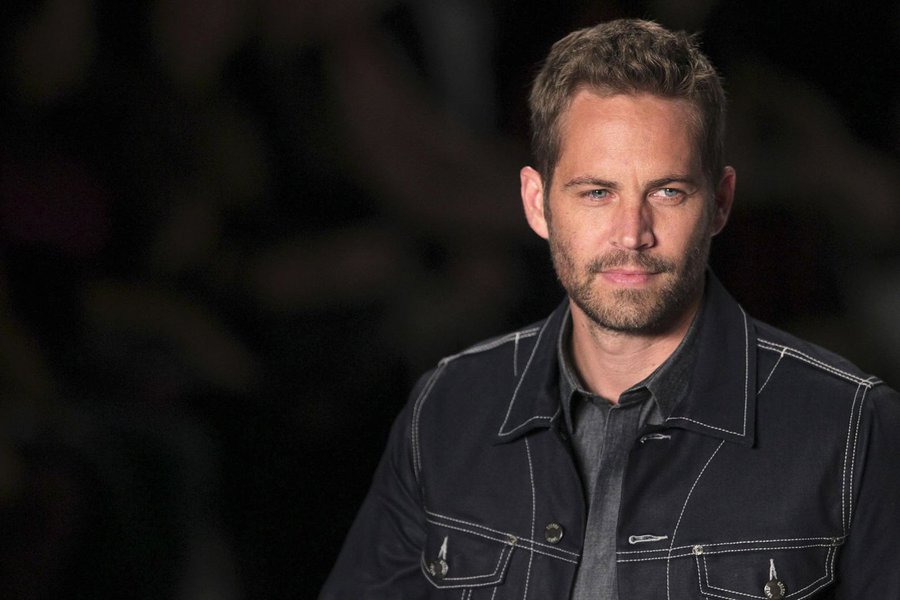 O ator Paul Walker, conhecido por seus papéis nos filmes de ação "Velozes e Furiosos", morreu no sábado em um acidente de carro no sul da Califórnia, informou seu agente; Walker, de 40 anos, que participou de cinco dos seis filmes sobre corridas ilegais de rua, andava como passageiro no carro de um amigo e participaria de evento de caridade, de acordo com mensagem ligada à sua conta no Twitter