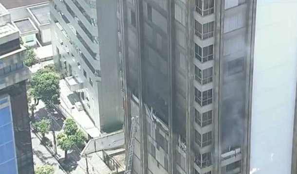 Fogo começou por volta das 9h desta quarta-feira e já foi controlado pelo Corpo de Bombeiros; incêndio chegou ao gabinete do prefeito e do vice, no 6º andar, mas ainda não é possível avaliar os danos. O fogo também se alastrou pelo 5º e 7º andares