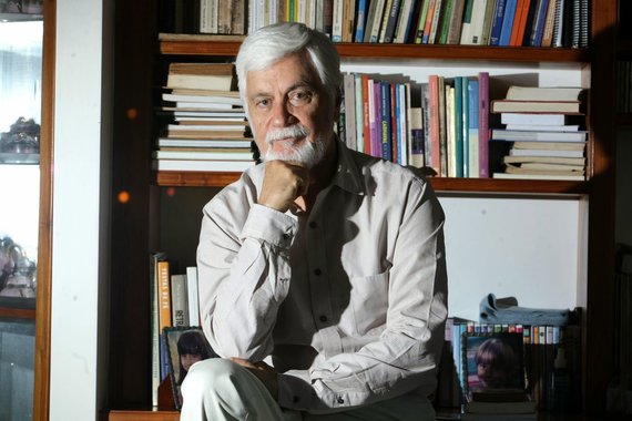 Edmar Bacha condena decisão do governo de elevar o IOF incidente nos saques e nas compras com cartão no exterior; "trata-se de mais uma das desacertadas medidas de encarecimento dos bens e serviços importados que o governo vem adotando em resposta ao déficit das transações comerciais do país com o resto do mundo", diz ele; Bacha prevê até um futuro controle cambial; "o dólares seriam racionados para atender às importações essenciais"; será que isso faz sentido num país com mais de US$ 350 bilhões em reservas?