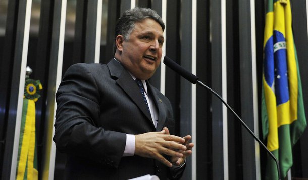 Após a pesquisa do Datafolha apontar o deputado federal Anthony Garotinho (PR-RJ) em primeiro lugar na disputa para o governo do Rio, e o governador Sérgio Cabral (PMDB) com reprovação recorde, o parlamentar atacou o peemedebista e disse que o Rio está "sem governo"; "O Estado não tem governo, só tem marketing. Cabral não tem política de educação nem de saúde, e a UPP é um projeto incompleto", declarou 