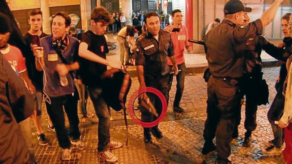 O Ministério Público do Rio investigará a conduta do policial militar que forjou um flagrante no dia 30 de setembro durante um protesto dos professores; de acordo com a PM, os policiais militares violaram a liberdade de locomoção do rapaz