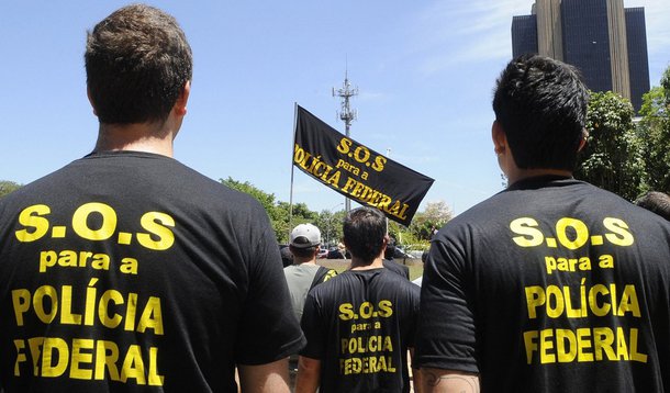 A Federação Nacional dos Policiais Federais (Fenapef) apresentou Reclamação ao STF para impedir o corte do ponto de servidores que fizeram greve no começo do ano; segundo a Fenapef, ao rejeitar pedido semelhante ao da Reclamação, a Justiça do DF descumpriu uma decisão do Supremo; os ministros entenderam que as regras sobre o direito de greve para servidores privados devem valer até a regulamentação da greve no funcionalismo público