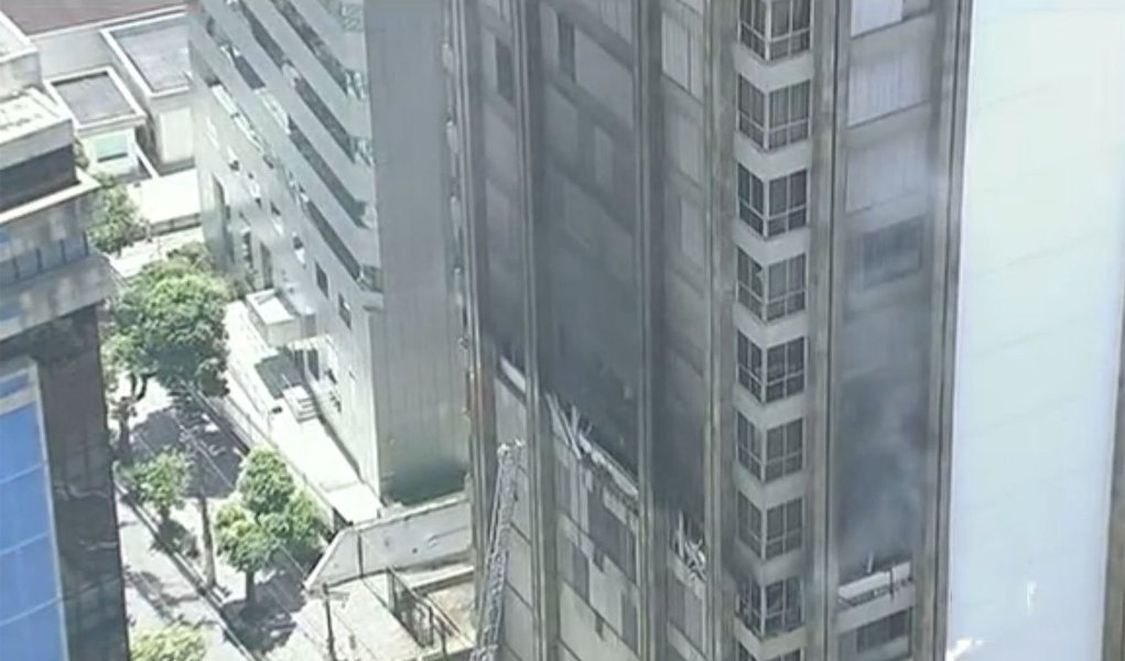 Fogo começou por volta das 9h desta quarta-feira e já foi controlado pelo Corpo de Bombeiros; incêndio chegou ao gabinete do prefeito e do vice, no 6º andar, mas ainda não é possível avaliar os danos. O fogo também se alastrou pelo 5º e 7º andares