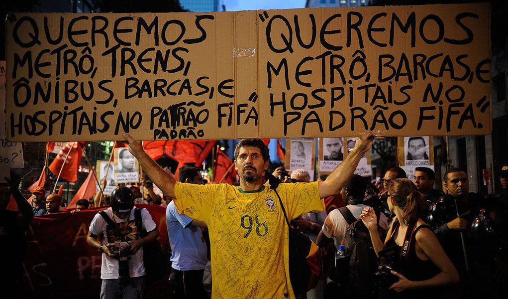 Ao contrário dos últimos protestos contra o aumento das tarifas do transporte público, os atos da noite reuniram adeptos contra a proposta da lei-antiterrorismo, a favor de maiores investimentos na saúde, contra a privatização da exploração de petróleo, em defesa de melhoria nas condições de transporte e de repúdio aos governos municipal e estadual