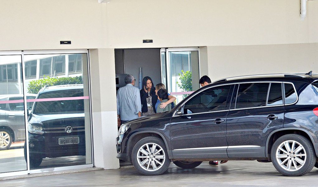 Durou aproximadamente 1 hora e 30 minutos a nova perícia médica do ex-deputado José Genoino, condenado a quatro anos e oito meses de prisão na Ação Penal 470, o processo do mensalão; após  arealização dos exames,  Genoino deixou a unidade hospitalar sem falar com a imprensa; com base no resultado da perícia, o presidente do Supremo Tribunal Federal, Joaquim Barbosa, vai decidir se Genoino continuará em prisão domiciliar ou retornará ao Presídio da Papuda