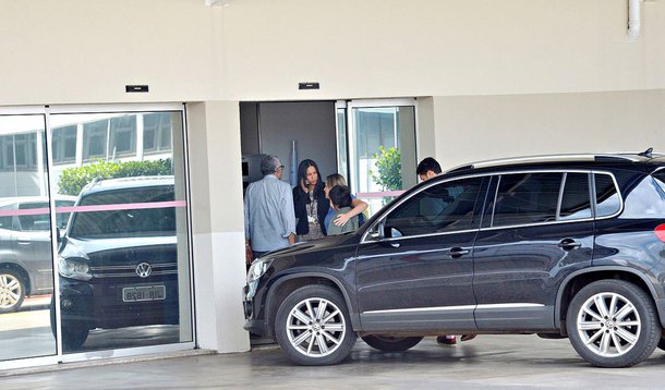 Durou aproximadamente 1 hora e 30 minutos a nova perícia médica do ex-deputado José Genoino, condenado a quatro anos e oito meses de prisão na Ação Penal 470, o processo do mensalão; após  arealização dos exames,  Genoino deixou a unidade hospitalar sem falar com a imprensa; com base no resultado da perícia, o presidente do Supremo Tribunal Federal, Joaquim Barbosa, vai decidir se Genoino continuará em prisão domiciliar ou retornará ao Presídio da Papuda