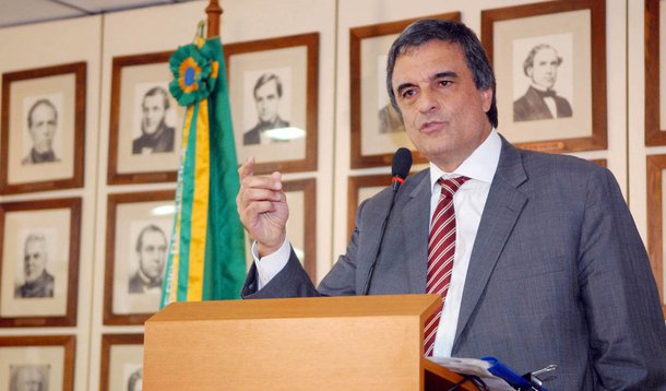 Ministro da Justiça terá de conceder informações sobre sua atuação no caso do envio de um dossiê à Polícia Federal com denúncias de esquema de corrupção no metrô de São Paulo, envolvendo políticos do PSDB; o partido acusa o ministro de ter agido politicamente e pediu à comissão da Presidência que examinasse o ocorrido