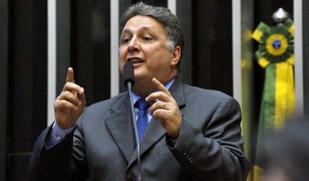 Um dia após o deputado Anthony Garotinho (PR-RJ) publicar em seu blog denúncias sobre a abertura de uma conta milionária em Miami (EUA) por parte do subdiretor-geral de Finanças da Alerj, Roney Martins Moreira, ele foi exonerado do cargo; parlamentar divulgou uma conta de Moreira, pela qual o agora ex-subsecretário teria movimentado US$ 678.562,20 nos últimos oito meses; a exoneração foi publicada no Diário Oficial do Rio