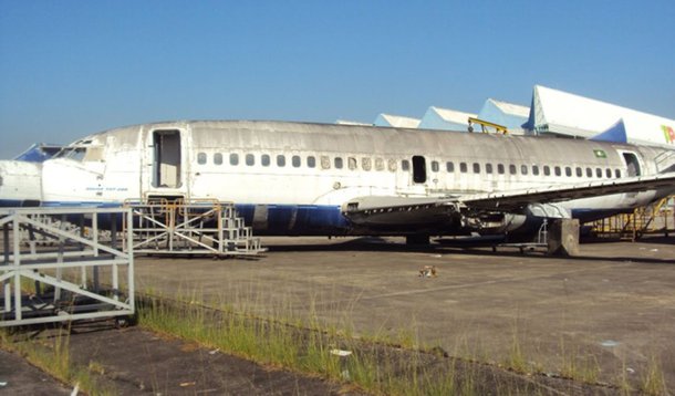 Por 5 votos a 2 , o Supremo Tribunal Federal decidiu nesta quarta (12) que a União deve pagar uma indenização bilionária à massa falida da companhia aérea Varig; resultado do julgamento era aguardado por aposentados e pensionistas do fundo de pensão Aerus, que esperam receber dívidas trabalhistas e previdenciárias; ministros decidiram que o congelamento de preços das passagens aéreas, imposto pelo governo para conter a inflação no período de 1985 a 1992, causou prejuízos à Varig