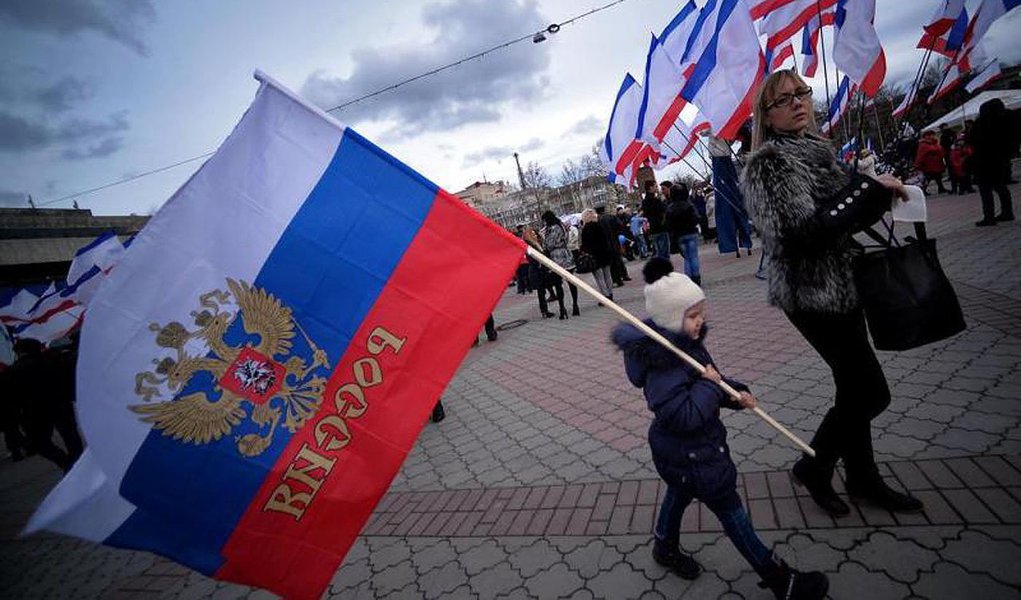 O Parlamento "fez uma proposta à Federação Russa para admitir a República da Crimeia como novo integrante com o status de república", informou a Casa em comunicado em sua página na Internet; nas ruas, população comemora resultado do referendo, em que a anexação à Rússia recebeu 96,6% dos votos