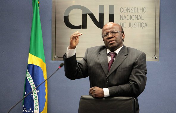 Conselheiros afirmam que o presidente do órgão negou acesso à informação sobre o processo de mudança de sede do Conselho Nacional de Justiça; eles deixarão o edifício do Supremo Tribunal Federal para dois prédios em Brasília que, segundo alegam, não têm condições mínimas de segurança para recebê-los; integrantes do CNJ dizem ainda não ter acesso aos custos da reforma dos espaços, que segundo o CNJ, custará R$ 12 milhões; um deles aponta que Joaquim Barbosa comete "improbidade administrativa" ao rejeitar pedidos de informações