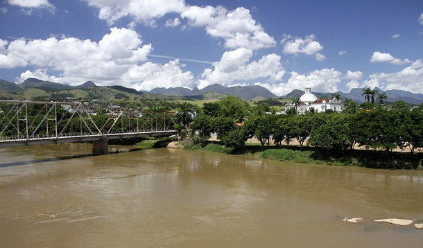 “A situação hoje em relação ao abastecimento de água não é tão confortável. O estado não trabalha com uma folga tão grande e é por isso que as pretensões de São Paulo são vistas com muita preocupação. Sem querer negar a legitimidade de o governo paulista buscar soluções para a crise de abastecimento, é preciso colocar que os agentes envolvidos na questão – principalmente os estados de São Paulo e do Rio de Janeiro e a própria Agência Nacional de Águas (ANA) - precisam sentar à mesa, apresentar o leque de opções e a melhor solução para o problema”, alerta pesquisador Paulo Carneiro