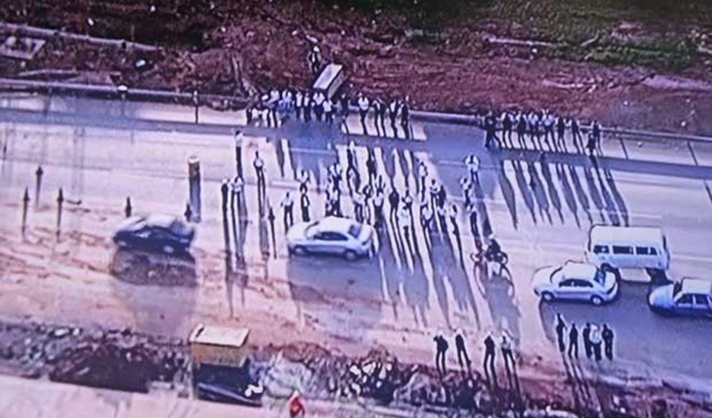 Motoristas e cobradores da Viação Anapolina interditaram uma faixa da Epia Sul – uma das principais rodovias de acesso ao centro de Brasília; as pessoas que seguiam para o centro enfrentaram 10 km de congestionamento; os rodoviários só liberaram a pista quando a Agência Nacional de Transporte Terrestre (ANTT) agendou uma reunião; segundo a categoria, os salários e o auxílio-alimentação estão atrasados há mais de dois meses