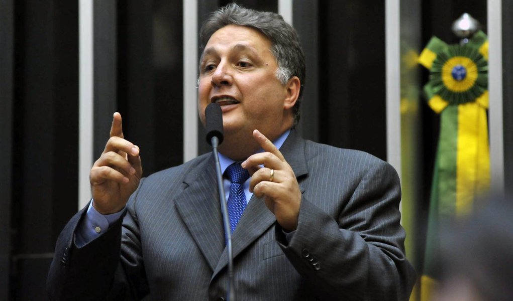 Um dia após o deputado Anthony Garotinho (PR-RJ) publicar em seu blog denúncias sobre a abertura de uma conta milionária em Miami (EUA) por parte do subdiretor-geral de Finanças da Alerj, Roney Martins Moreira, ele foi exonerado do cargo; parlamentar divulgou uma conta de Moreira, pela qual o agora ex-subsecretário teria movimentado US$ 678.562,20 nos últimos oito meses; a exoneração foi publicada no Diário Oficial do Rio