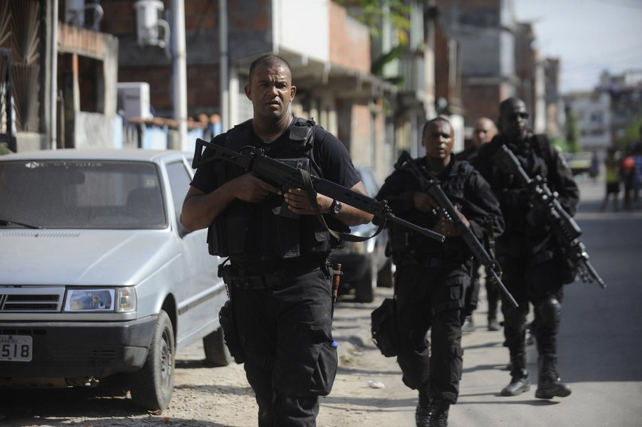 A data de entrada das forças federais nas 15 favelas que integram o Complexo da Maré, na Zona Norte do Rio, será definida ainda esta semana; a informação é do porta-voz da Polícia Militar, tenente-coronel Cláudio da Costa; por sua vez, a Secretaria de Segurança Pública disse as forças de segurança do estado se reunirão com o Ministério da Defesa para definir um cronograma para o processo de ocupação efetiva do conjunto de favelas