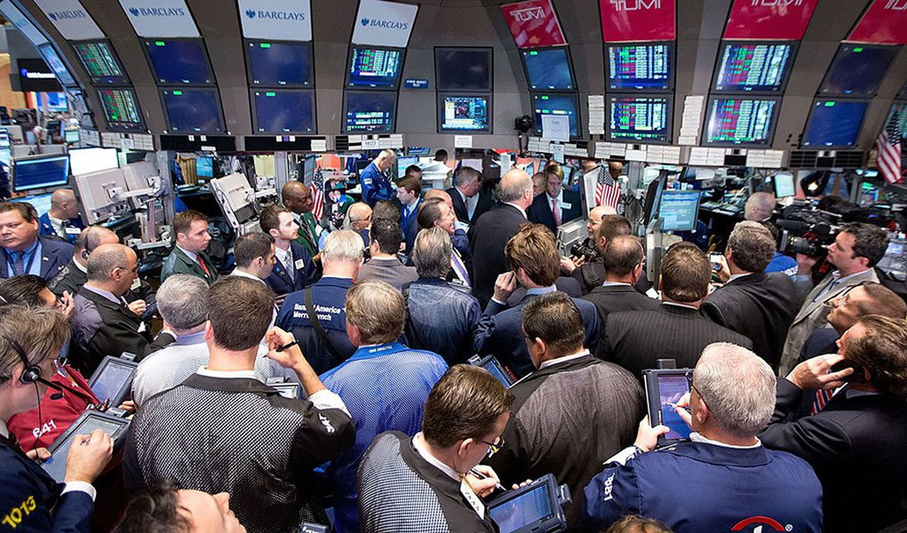 Aqueles que apostaram na "tempestade perfeita" e em carteiras de alto risco, com posições no mercado de câmbio, encerraram março com retorno de 0,33% e 0,28%, abaixo do 0,76% do CDI; já os investimentos mais conservadores em fundos de renda fixa e DI e poupança se tornaram os portos seguros dos aplicadores nos últimos meses