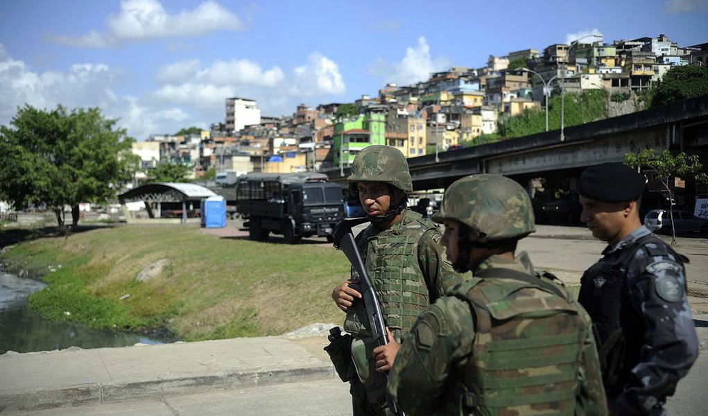 De acordo com a chefia da Comunicação da Brigada Paraquedista do Exército, neste primeiro fim de semana de operação das tropas federais no Complexo da Maré, dois suspeitos foram presos com um veículo roubado, e seis por envolvimento com o tráfico de drogas; também houve apreensões de 242 cartuchos calibre 45, de uma arma branca com inscrições de uma facção criminosa e de três equipamentos de rádio comunicação