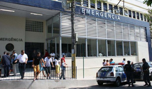 A emergência do Hospital Estadual Getúlio Vargas, na zona norte da cidade do Rio de Janeiro, está enfrentando problemas de superlotação; Segundo a própria Secretaria Estadual de Saúde, responsável pela unidade, o número de pessoas que procura o local é três vezes maior do que a capacidade de atendimento