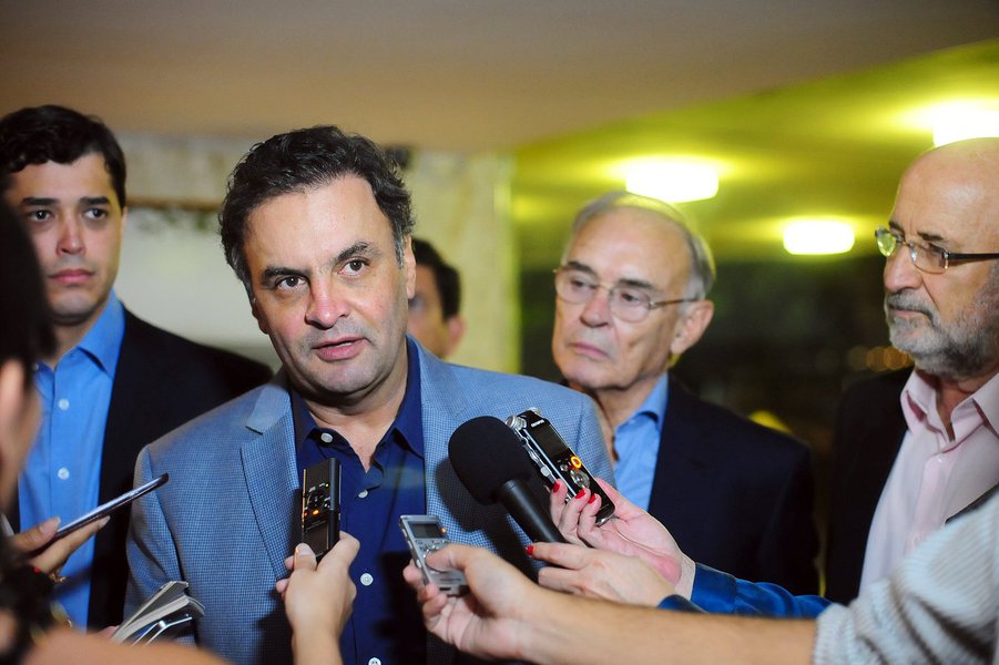 Pré-candidato pelo PSDB jantou nesta sexta-feira com líderes do partido no estado; na esfera nacional, legenda de Gilberto Kassab estará com a presidente Dilma Rousseff; em coletiva, senador Aécio Neves avisou que será comum esse tipo de aliança nas eleições; "Não se surpreendam ao verem grande parte dos partidos da base governista aliada à oposição em vários estados. E não é só PSD. Vai ter PMDB, vai ter PP, vai ter PR, em função da realidade local. Minas é um retrato disso", afirmou