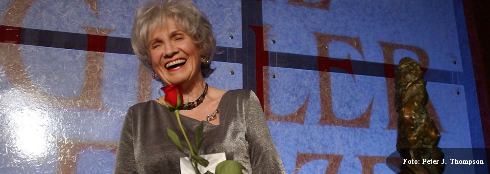 Alice Munro levou o prêmio no valor de 8 milhões de coroas suecas (925 mil euros), anunciado pela Academia de Ciências Sueca, na parte baixa de Estocolmo, no dia do aniversário da morte do industrial sueco e criador do título, Alfred Nobel