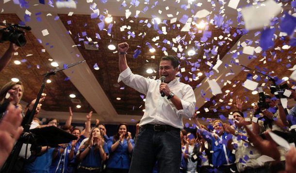 Juan Hernández, candidato do partido conservador que governa Honduras, abriu vantagem irreversível na apuração dos votos da eleição presidencial de domingo; Hernández recebeu 34,08% dos votos, ante 28,92% para a rival de esquerda Xiomara Castro, que era apoiada por Lula