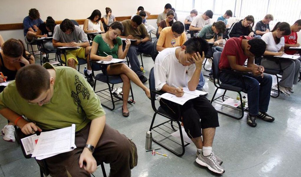 Na reta final para as provas do Exame Nacional do Ensino Médio, que serão aplicadas nos próximos dias 26 e 27, professores recomendam desacelerar o ritmo de estudos e relaxar para chegar no dia do exame com a cabeça descansada