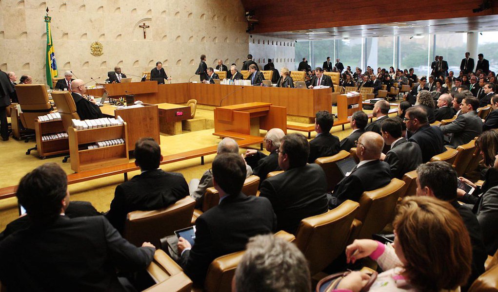 Plenário do Supremo Tribunal Federal concordou em iniciar a leitura dos relatórios e as contestações orais nesta quarta-feira sobre a correção das cadernetas de poupança, mas o julgamento final somente acontecerá no início do ano que vem