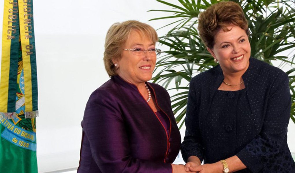 Socialista chilena volta à presidência após governar o país entre 2006 e 2010, quando o atual presidente, Sebastián Piñera, assumiu o posto; cerimônias de posse ocorrem na terça (11), no Congresso Nacional do Chile, que fica na cidade de Valparaiso, e no Palácio Presidencial de Cerro Castillo, na vizinha Viña del Mar; Bachelet terá por desafio cumprir promessas como a reforma da Constituição