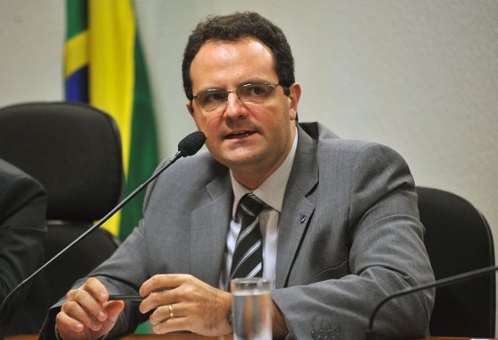 Economista Nelson Barbosa, ex-secretário executivo do Ministério da Fazenda, avalia que, ao contrário do que diz a oposição, a economia não é grande desafio para 2015 em caso de reeleição da presidente Dilma Rousseff ou de eleição de novo chefe do Executivo. Para ele, há de ser feito "um grande debate estrutural sobre para onde vão as finanças do orçamento público"; "Lula gosta de dizer que o programa Luz para Todos levou uma grande parcela da população do século 19 para o 20. Para levar essa parcela ao século 21 é preciso inclusão digital"