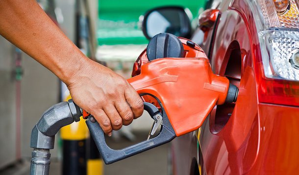 Comitê de Política Monetária do Banco Central manteve a projeção de reajuste do combustível - a mesma de agosto; no início do ano, o governo autorizou aumento de 6,6% da gasolina nas refinarias; reajuste solicitado pela Petrobras foi de 13% para todo o ano