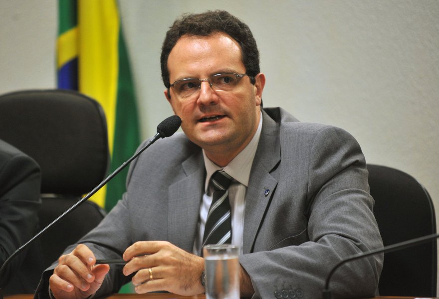 Economista Nelson Barbosa, ex-secretário executivo do Ministério da Fazenda, avalia que, ao contrário do que diz a oposição, a economia não é grande desafio para 2015 em caso de reeleição da presidente Dilma Rousseff ou de eleição de novo chefe do Executivo. Para ele, há de ser feito "um grande debate estrutural sobre para onde vão as finanças do orçamento público"; "Lula gosta de dizer que o programa Luz para Todos levou uma grande parcela da população do século 19 para o 20. Para levar essa parcela ao século 21 é preciso inclusão digital"